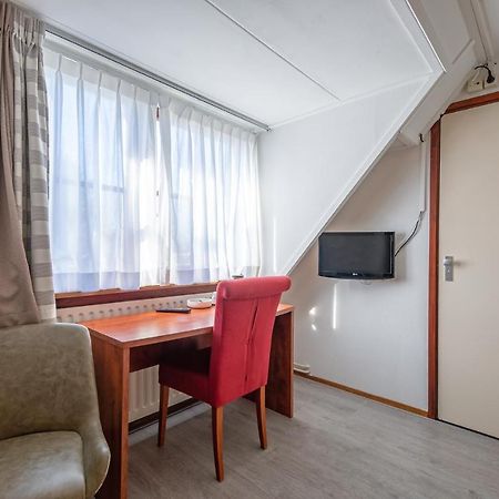 B&B Hotel Rebecca De Waal Bagian luar foto